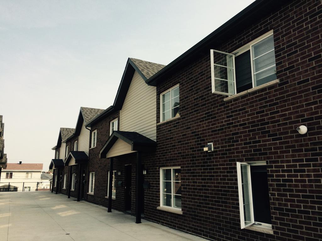 Luxury Two Story Villa Unit D Laval Exteriör bild